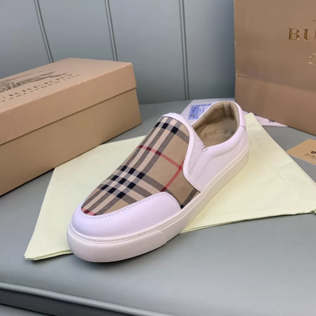 Burberry.Burberry. Classic logo print two-color cotton gabardine 💑 Couple pop casual canvas shoes 🌈<br>The outer side of the shoe is decorated with the BURBERRY monogram print logo, the outsole and the upper each occupy half of the contrasting tonal design, bringing a distinctive visual impact 💥💥💥<br>Special custom fabric upper, imported sheepskin lining, original rubber outsole<br>High-end custom version [substitute version<br>SIZE: Women's 35-40. Men's 39-44. (Men's 38.45 custom-made. (Non-returnable)