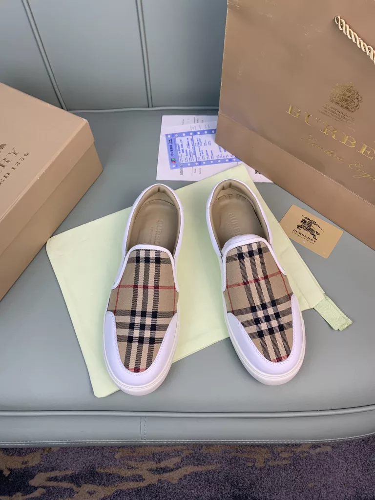 Burberry.Burberry. Classic logo print two-color cotton gabardine 💑 Couple pop casual canvas shoes 🌈<br>The outer side of the shoe is decorated with the BURBERRY monogram print logo, the outsole and the upper each occupy half of the contrasting tonal design, bringing a distinctive visual impact 💥💥💥<br>Special custom fabric upper, imported sheepskin lining, original rubber outsole<br>High-end custom version [substitute version<br>SIZE: Women's 35-40. Men's 39-44. (Men's 38.45 custom-made. (Non-returnable)