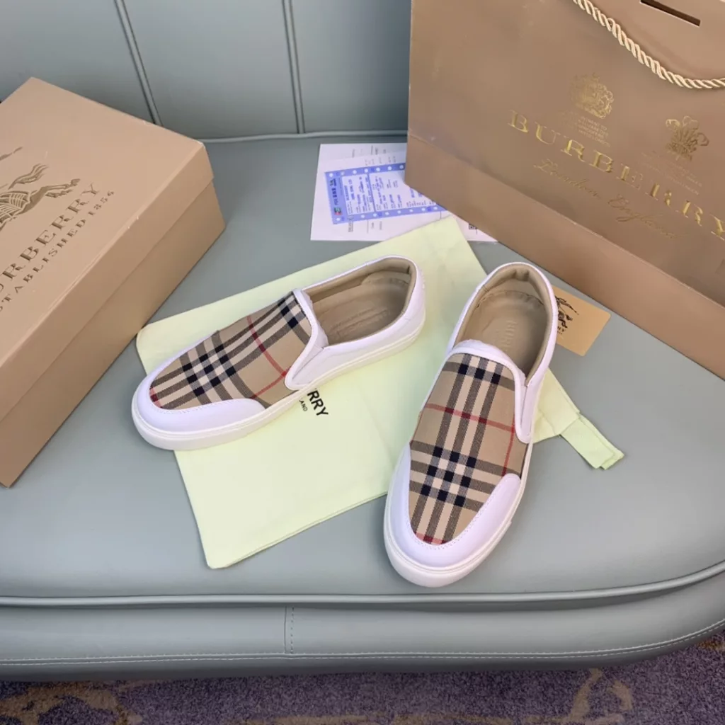 Burberry.Burberry. Classic logo print two-color cotton gabardine 💑 Couple pop casual canvas shoes 🌈<br>The outer side of the shoe is decorated with the BURBERRY monogram print logo, the outsole and the upper each occupy half of the contrasting tonal design, bringing a distinctive visual impact 💥💥💥<br>Special custom fabric upper, imported sheepskin lining, original rubber outsole<br>High-end custom version [substitute version<br>SIZE: Women's 35-40. Men's 39-44. (Men's 38.45 custom-made. (Non-returnable)