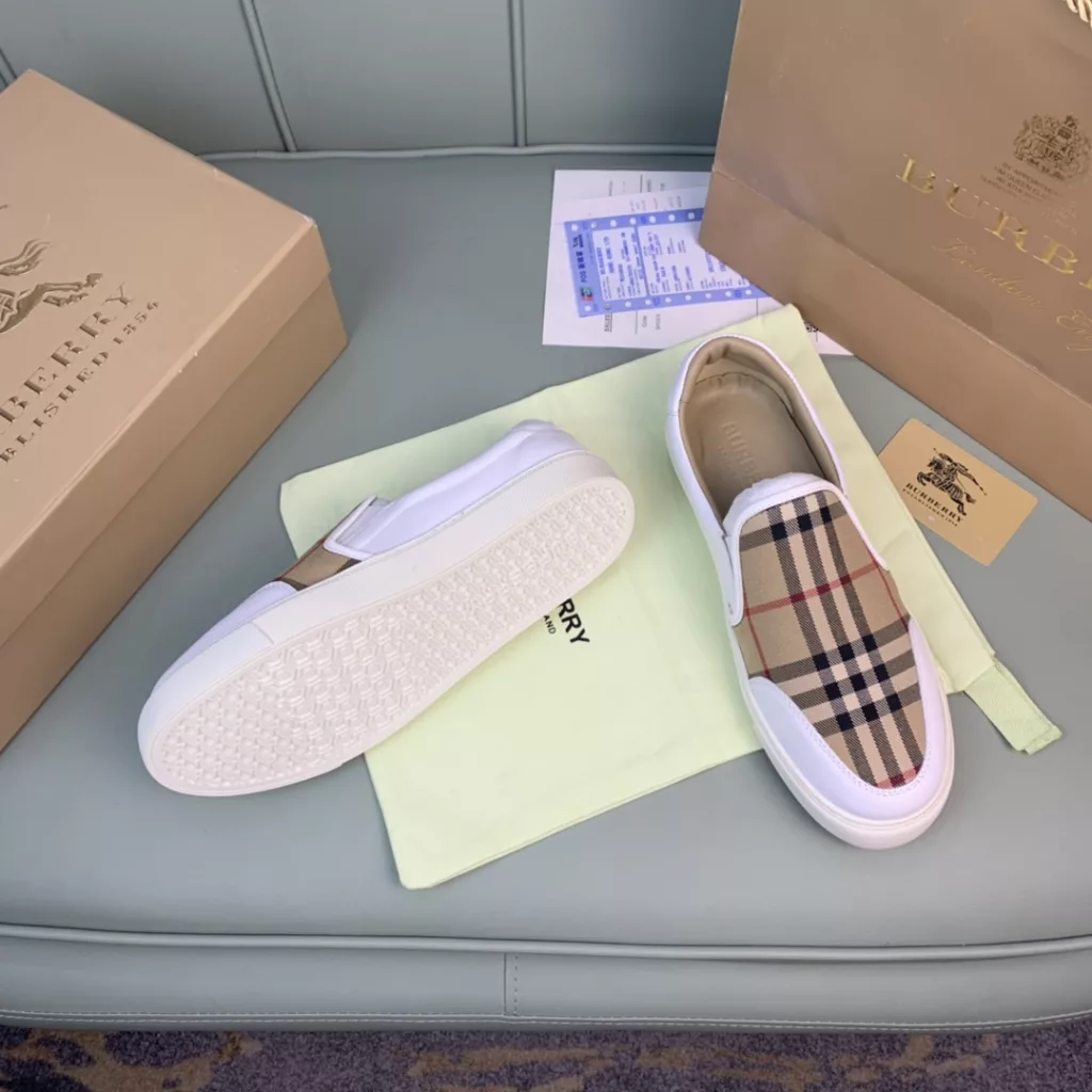 Burberry.Burberry. Classic logo print two-color cotton gabardine 💑 Couple pop casual canvas shoes 🌈<br>The outer side of the shoe is decorated with the BURBERRY monogram print logo, the outsole and the upper each occupy half of the contrasting tonal design, bringing a distinctive visual impact 💥💥💥<br>Special custom fabric upper, imported sheepskin lining, original rubber outsole<br>High-end custom version [substitute version<br>SIZE: Women's 35-40. Men's 39-44. (Men's 38.45 custom-made. (Non-returnable)