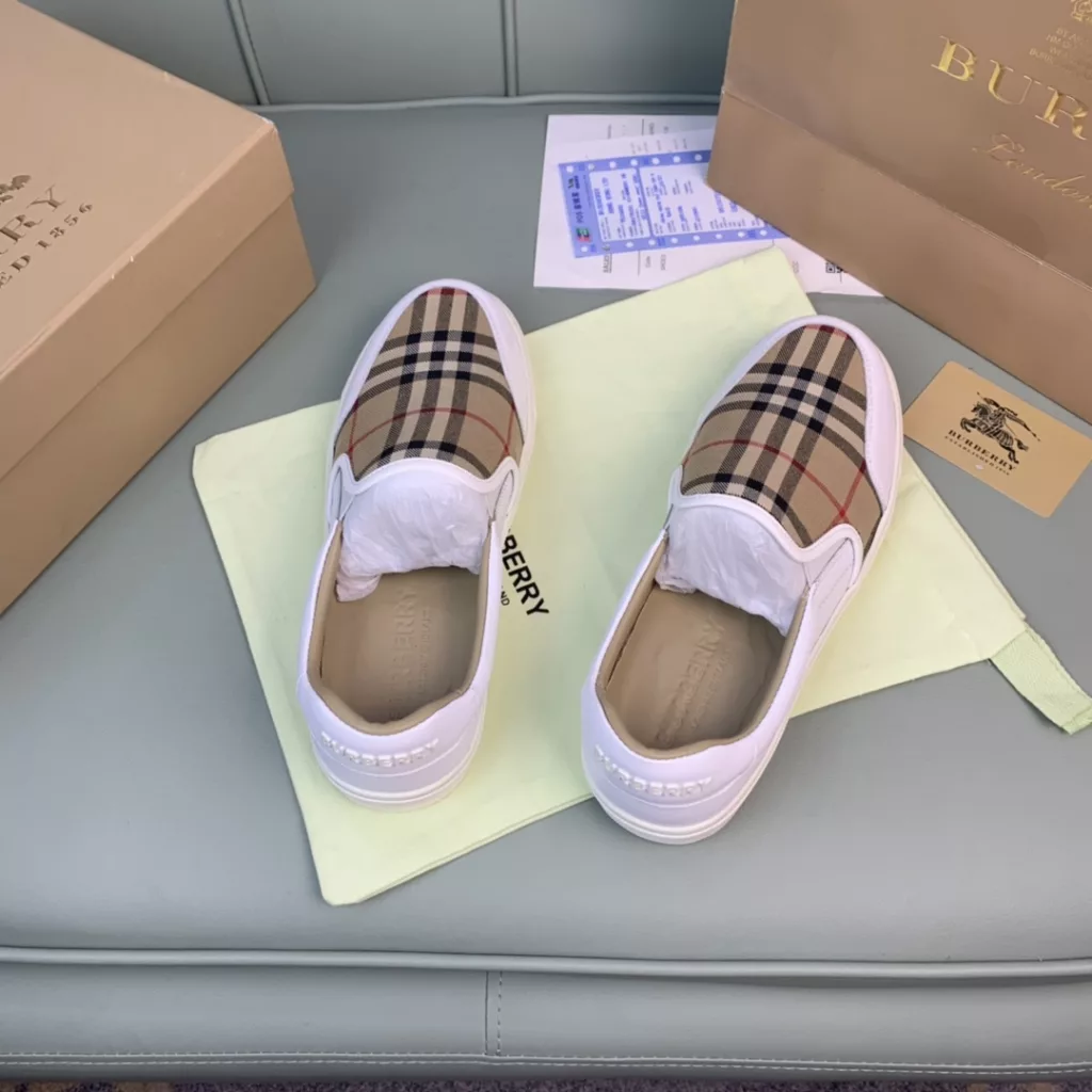 Burberry.Burberry. Classic logo print two-color cotton gabardine 💑 Couple pop casual canvas shoes 🌈<br>The outer side of the shoe is decorated with the BURBERRY monogram print logo, the outsole and the upper each occupy half of the contrasting tonal design, bringing a distinctive visual impact 💥💥💥<br>Special custom fabric upper, imported sheepskin lining, original rubber outsole<br>High-end custom version [substitute version<br>SIZE: Women's 35-40. Men's 39-44. (Men's 38.45 custom-made. (Non-returnable)