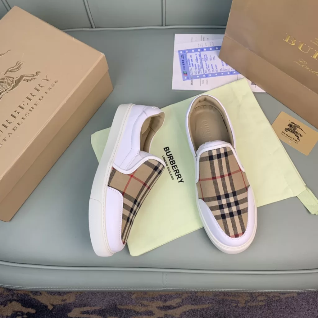 Burberry.Burberry. Classic logo print two-color cotton gabardine 💑 Couple pop casual canvas shoes 🌈<br>The outer side of the shoe is decorated with the BURBERRY monogram print logo, the outsole and the upper each occupy half of the contrasting tonal design, bringing a distinctive visual impact 💥💥💥<br>Special custom fabric upper, imported sheepskin lining, original rubber outsole<br>High-end custom version [substitute version<br>SIZE: Women's 35-40. Men's 39-44. (Men's 38.45 custom-made. (Non-returnable)