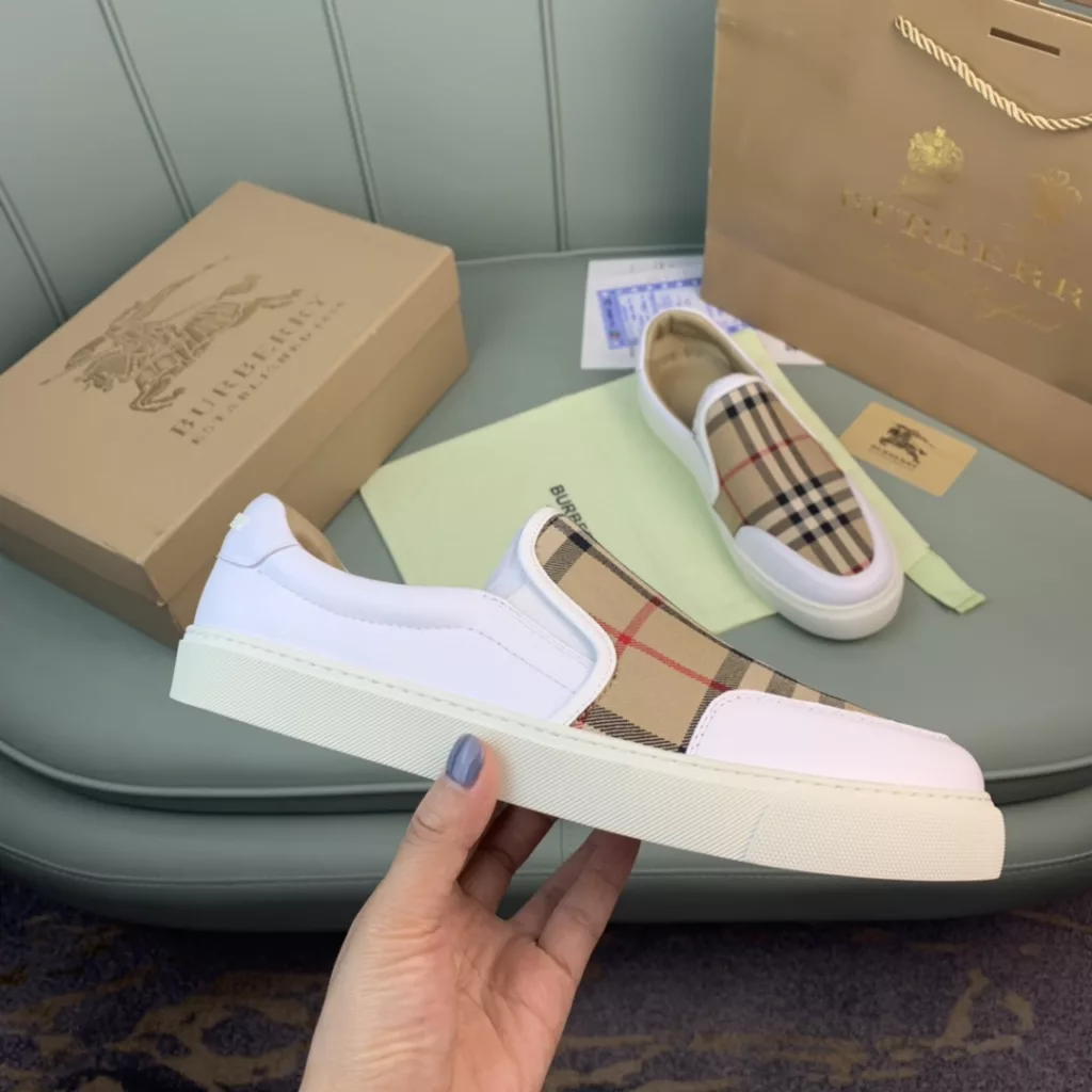 Burberry.Burberry. Classic logo print two-color cotton gabardine 💑 Couple pop casual canvas shoes 🌈<br>The outer side of the shoe is decorated with the BURBERRY monogram print logo, the outsole and the upper each occupy half of the contrasting tonal design, bringing a distinctive visual impact 💥💥💥<br>Special custom fabric upper, imported sheepskin lining, original rubber outsole<br>High-end custom version [substitute version<br>SIZE: Women's 35-40. Men's 39-44. (Men's 38.45 custom-made. (Non-returnable)