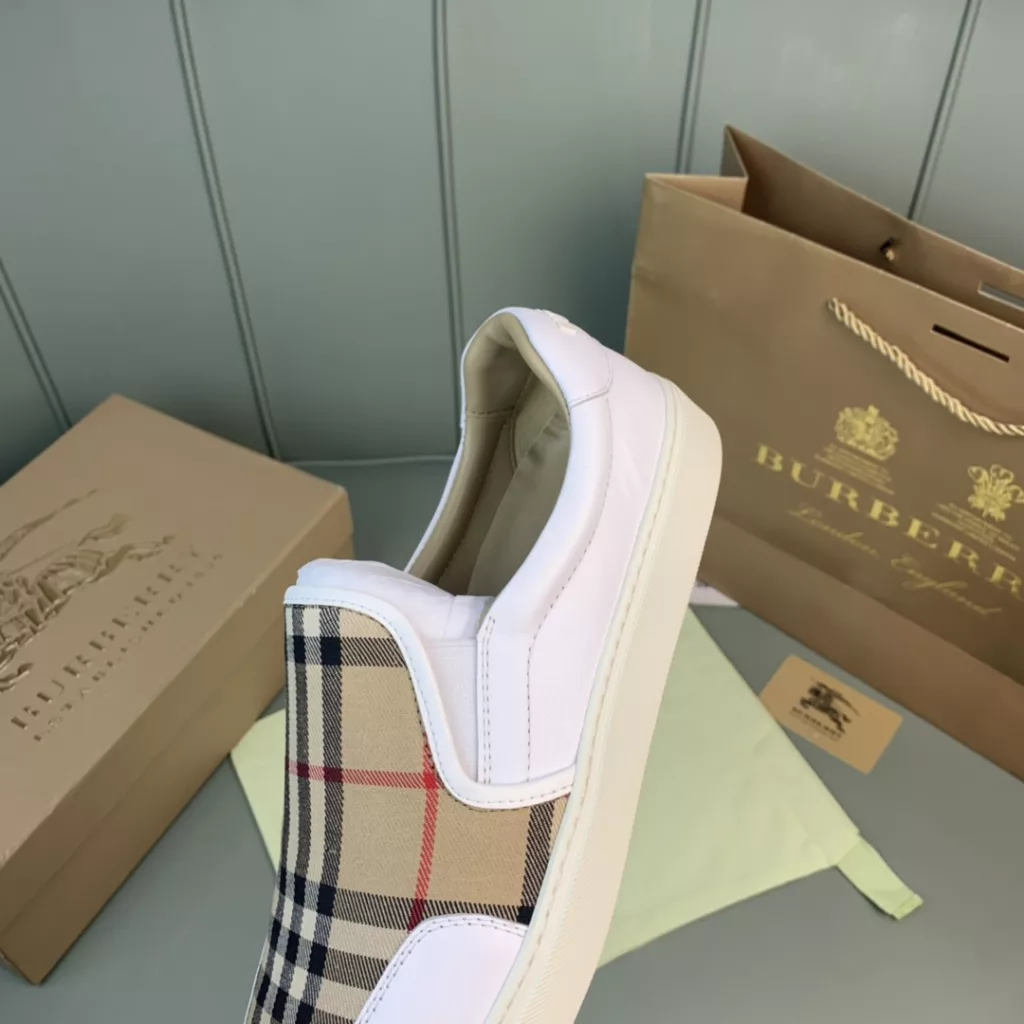 Burberry.Burberry. Classic logo print two-color cotton gabardine 💑 Couple pop casual canvas shoes 🌈<br>The outer side of the shoe is decorated with the BURBERRY monogram print logo, the outsole and the upper each occupy half of the contrasting tonal design, bringing a distinctive visual impact 💥💥💥<br>Special custom fabric upper, imported sheepskin lining, original rubber outsole<br>High-end custom version [substitute version<br>SIZE: Women's 35-40. Men's 39-44. (Men's 38.45 custom-made. (Non-returnable)