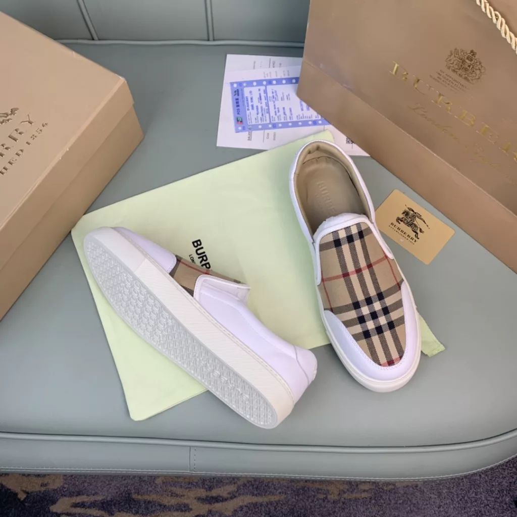 Burberry.Burberry. Classic logo print two-color cotton gabardine 💑 Couple pop casual canvas shoes 🌈<br>The outer side of the shoe is decorated with the BURBERRY monogram print logo, the outsole and the upper each occupy half of the contrasting tonal design, bringing a distinctive visual impact 💥💥💥<br>Special custom fabric upper, imported sheepskin lining, original rubber outsole<br>High-end custom version [substitute version<br>SIZE: Women's 35-40. Men's 39-44. (Men's 38.45 custom-made. (Non-returnable)