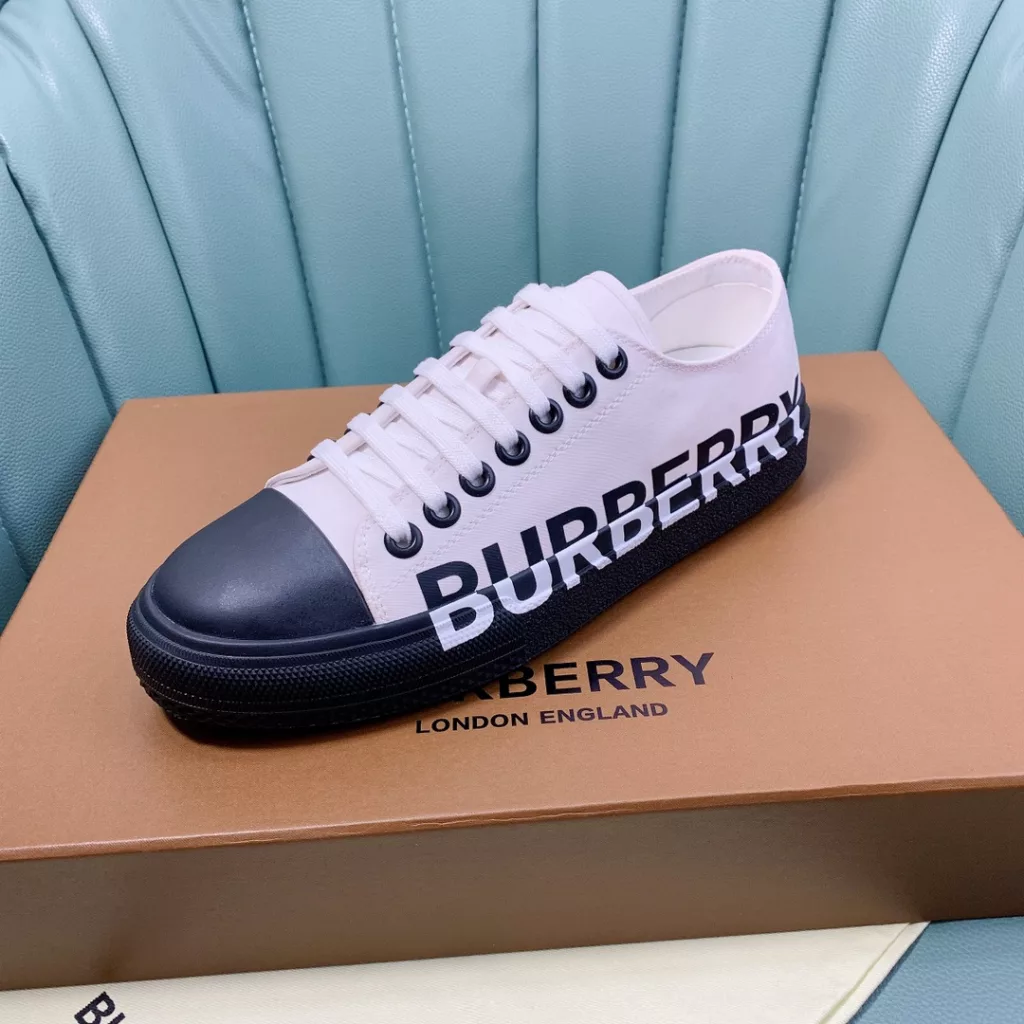 Burberry.Burberry. Classic logo print two-color cotton gabardine 💑 Couple pop casual canvas shoes 🌈<br>The outer side of the shoe is decorated with the BURBERRY monogram print logo, the outsole and the upper each occupy half of the contrasting tonal design, bringing a distinctive visual impact 💥💥💥<br>Special custom fabric upper, imported sheepskin lining, original rubber outsole<br>High-end custom version [substitute version<br>SIZE: Women's 35-40. Men's 39-44. (Men's 38.45 custom-made. (Non-returnable)