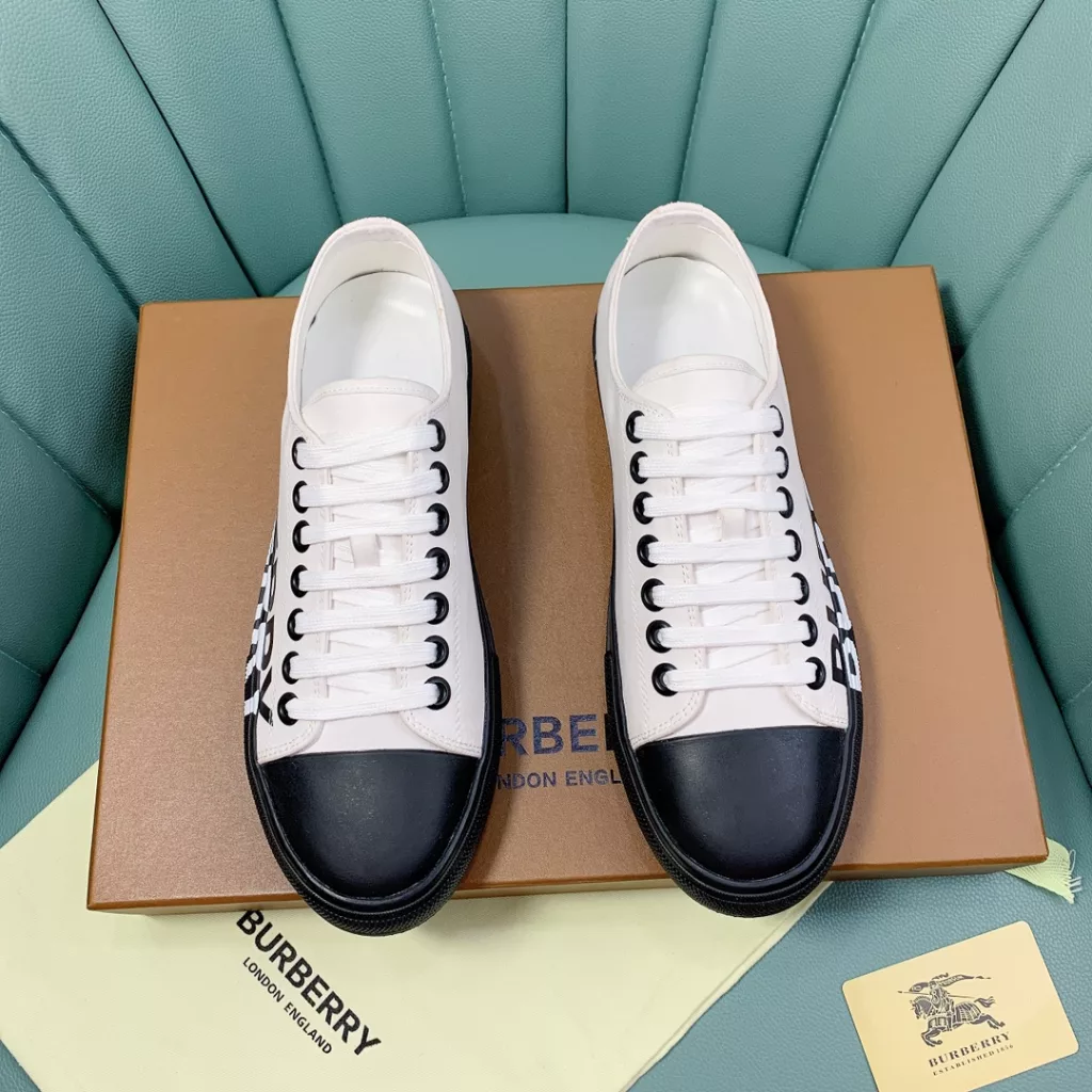 Burberry.Burberry. Classic logo print two-color cotton gabardine 💑 Couple pop casual canvas shoes 🌈<br>The outer side of the shoe is decorated with the BURBERRY monogram print logo, the outsole and the upper each occupy half of the contrasting tonal design, bringing a distinctive visual impact 💥💥💥<br>Special custom fabric upper, imported sheepskin lining, original rubber outsole<br>High-end custom version [substitute version<br>SIZE: Women's 35-40. Men's 39-44. (Men's 38.45 custom-made. (Non-returnable)