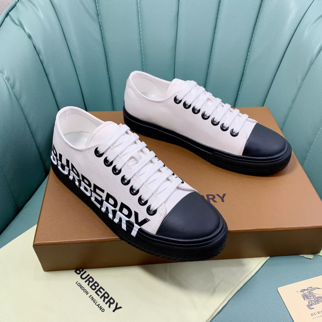 Burberry.Burberry. Classic logo print two-color cotton gabardine 💑 Couple pop casual canvas shoes 🌈<br>The outer side of the shoe is decorated with the BURBERRY monogram print logo, the outsole and the upper each occupy half of the contrasting tonal design, bringing a distinctive visual impact 💥💥💥<br>Special custom fabric upper, imported sheepskin lining, original rubber outsole<br>High-end custom version [substitute version<br>SIZE: Women's 35-40. Men's 39-44. (Men's 38.45 custom-made. (Non-returnable)