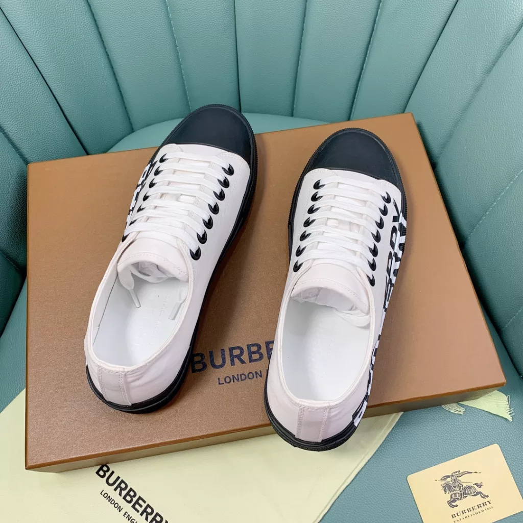 Burberry.Burberry. Classic logo print two-color cotton gabardine 💑 Couple pop casual canvas shoes 🌈<br>The outer side of the shoe is decorated with the BURBERRY monogram print logo, the outsole and the upper each occupy half of the contrasting tonal design, bringing a distinctive visual impact 💥💥💥<br>Special custom fabric upper, imported sheepskin lining, original rubber outsole<br>High-end custom version [substitute version<br>SIZE: Women's 35-40. Men's 39-44. (Men's 38.45 custom-made. (Non-returnable)