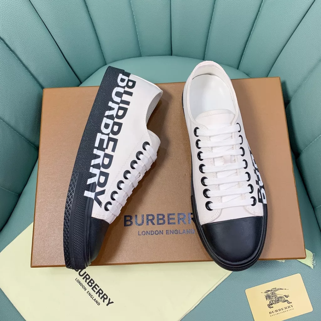 Burberry.Burberry. Classic logo print two-color cotton gabardine 💑 Couple pop casual canvas shoes 🌈<br>The outer side of the shoe is decorated with the BURBERRY monogram print logo, the outsole and the upper each occupy half of the contrasting tonal design, bringing a distinctive visual impact 💥💥💥<br>Special custom fabric upper, imported sheepskin lining, original rubber outsole<br>High-end custom version [substitute version<br>SIZE: Women's 35-40. Men's 39-44. (Men's 38.45 custom-made. (Non-returnable)