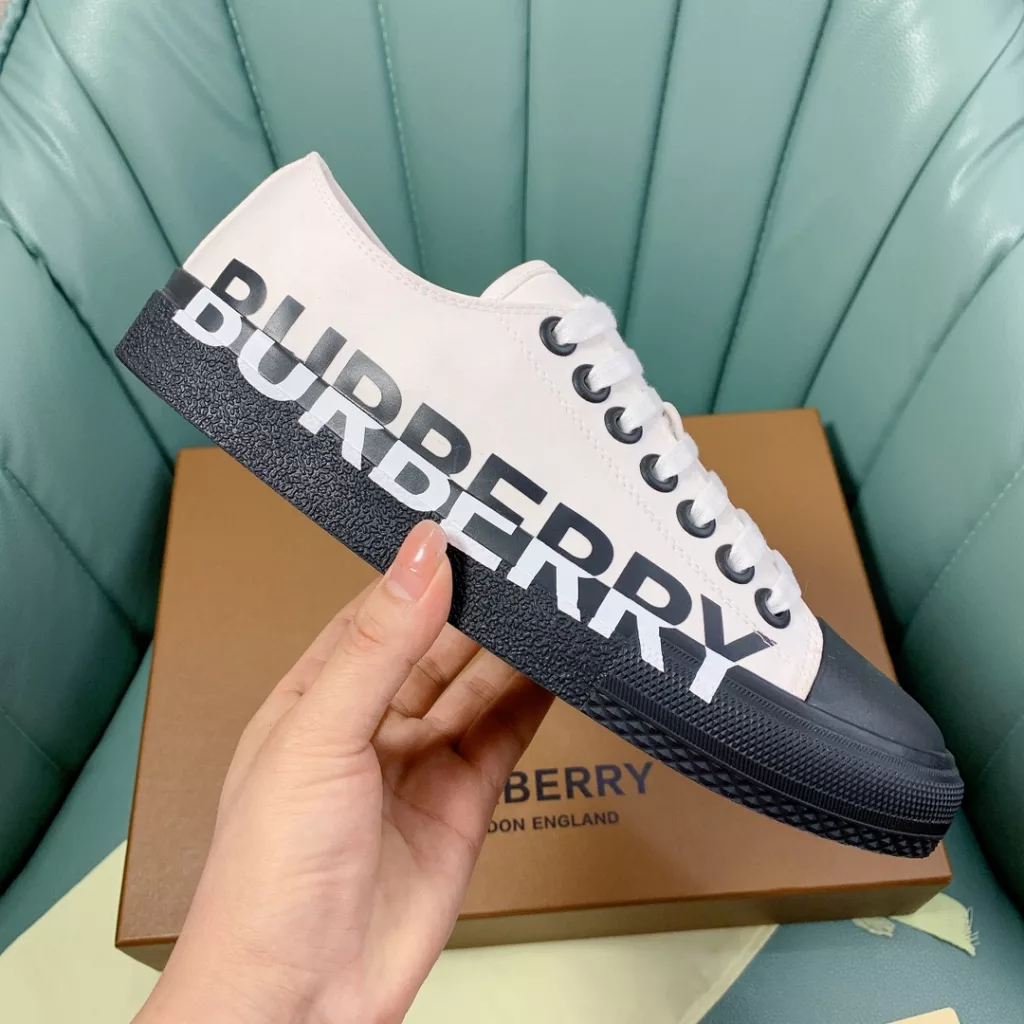 Burberry.Burberry. Classic logo print two-color cotton gabardine 💑 Couple pop casual canvas shoes 🌈<br>The outer side of the shoe is decorated with the BURBERRY monogram print logo, the outsole and the upper each occupy half of the contrasting tonal design, bringing a distinctive visual impact 💥💥💥<br>Special custom fabric upper, imported sheepskin lining, original rubber outsole<br>High-end custom version [substitute version<br>SIZE: Women's 35-40. Men's 39-44. (Men's 38.45 custom-made. (Non-returnable)