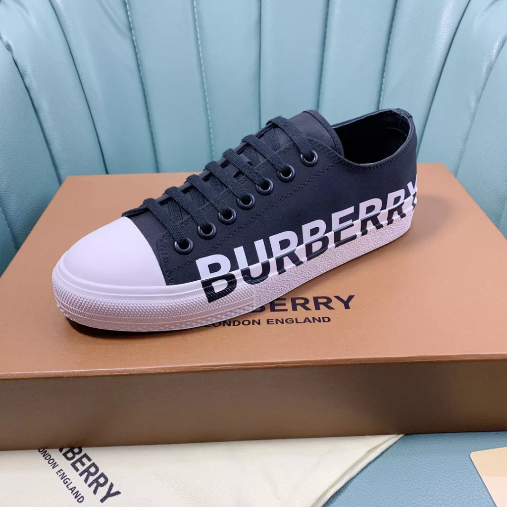 Burberry.Burberry. Classic logo print two-color cotton gabardine 💑 Couple pop casual canvas shoes 🌈<br>The outer side of the shoe is decorated with the BURBERRY monogram print logo, the outsole and the upper each occupy half of the contrasting tonal design, bringing a distinctive visual impact 💥💥💥<br>Special custom fabric upper, imported sheepskin lining, original rubber outsole<br>High-end custom version [substitute version<br>SIZE: Women's 35-40. Men's 39-44. (Men's 38.45 custom-made. (Non-returnable)