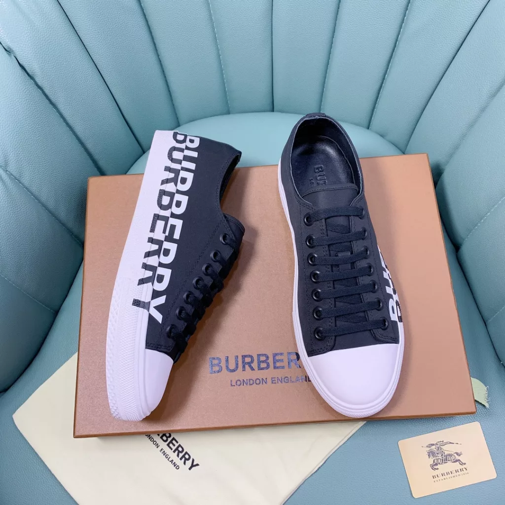 Burberry.Burberry. Classic logo print two-color cotton gabardine 💑 Couple pop casual canvas shoes 🌈<br>The outer side of the shoe is decorated with the BURBERRY monogram print logo, the outsole and the upper each occupy half of the contrasting tonal design, bringing a distinctive visual impact 💥💥💥<br>Special custom fabric upper, imported sheepskin lining, original rubber outsole<br>High-end custom version [substitute version<br>SIZE: Women's 35-40. Men's 39-44. (Men's 38.45 custom-made. (Non-returnable)