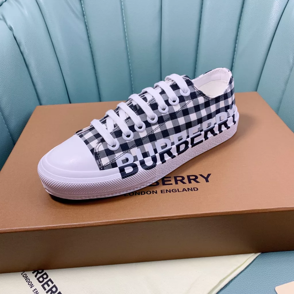 Burberry.Burberry. Classic logo print two-color cotton gabardine 💑 Couple pop casual canvas shoes 🌈<br>The outer side of the shoe is decorated with the BURBERRY monogram print logo, the outsole and the upper each occupy half of the contrasting tonal design, bringing a distinctive visual impact 💥💥💥<br>Special custom fabric upper, imported sheepskin lining, original rubber outsole<br>High-end custom version [substitute version<br>SIZE: Women's 35-40. Men's 39-44. (Men's 38.45 custom-made. (Non-returnable)