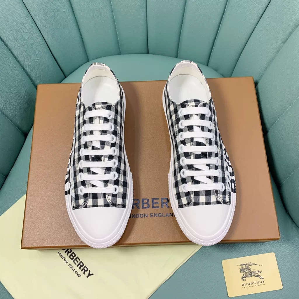 Burberry.Burberry. Classic logo print two-color cotton gabardine 💑 Couple pop casual canvas shoes 🌈<br>The outer side of the shoe is decorated with the BURBERRY monogram print logo, the outsole and the upper each occupy half of the contrasting tonal design, bringing a distinctive visual impact 💥💥💥<br>Special custom fabric upper, imported sheepskin lining, original rubber outsole<br>High-end custom version [substitute version<br>SIZE: Women's 35-40. Men's 39-44. (Men's 38.45 custom-made. (Non-returnable)