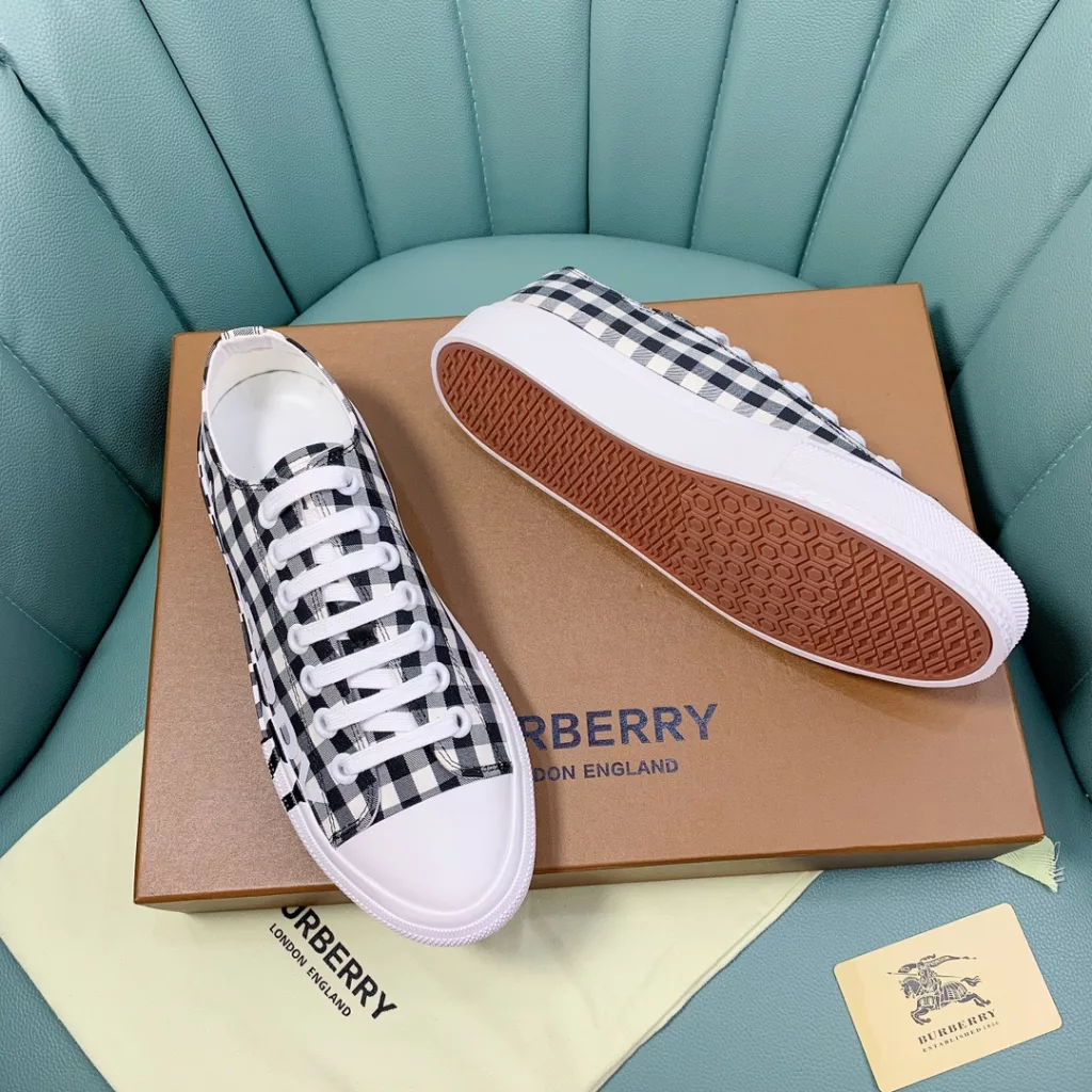 Burberry.Burberry. Classic logo print two-color cotton gabardine 💑 Couple pop casual canvas shoes 🌈<br>The outer side of the shoe is decorated with the BURBERRY monogram print logo, the outsole and the upper each occupy half of the contrasting tonal design, bringing a distinctive visual impact 💥💥💥<br>Special custom fabric upper, imported sheepskin lining, original rubber outsole<br>High-end custom version [substitute version<br>SIZE: Women's 35-40. Men's 39-44. (Men's 38.45 custom-made. (Non-returnable)