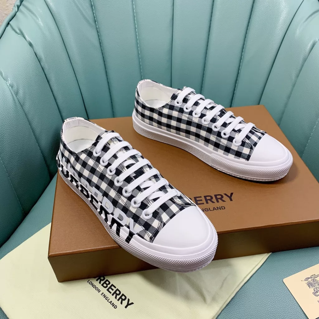 Burberry.Burberry. Classic logo print two-color cotton gabardine 💑 Couple pop casual canvas shoes 🌈<br>The outer side of the shoe is decorated with the BURBERRY monogram print logo, the outsole and the upper each occupy half of the contrasting tonal design, bringing a distinctive visual impact 💥💥💥<br>Special custom fabric upper, imported sheepskin lining, original rubber outsole<br>High-end custom version [substitute version<br>SIZE: Women's 35-40. Men's 39-44. (Men's 38.45 custom-made. (Non-returnable)