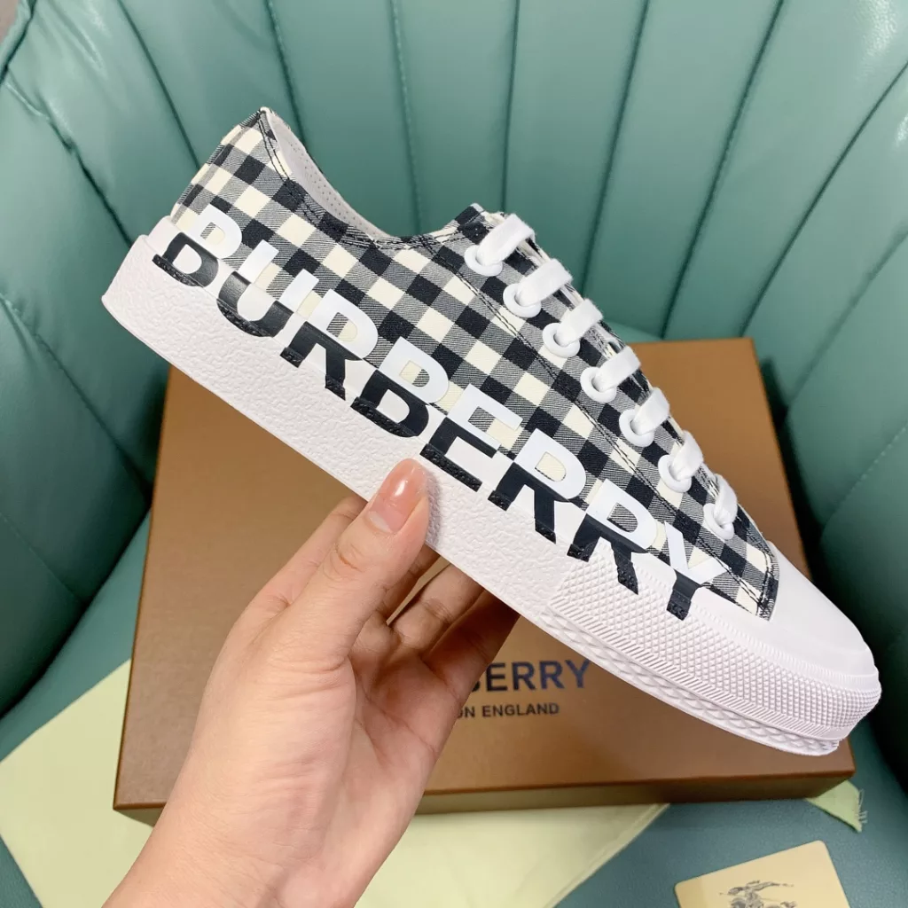 Burberry.Burberry. Classic logo print two-color cotton gabardine 💑 Couple pop casual canvas shoes 🌈<br>The outer side of the shoe is decorated with the BURBERRY monogram print logo, the outsole and the upper each occupy half of the contrasting tonal design, bringing a distinctive visual impact 💥💥💥<br>Special custom fabric upper, imported sheepskin lining, original rubber outsole<br>High-end custom version [substitute version<br>SIZE: Women's 35-40. Men's 39-44. (Men's 38.45 custom-made. (Non-returnable)