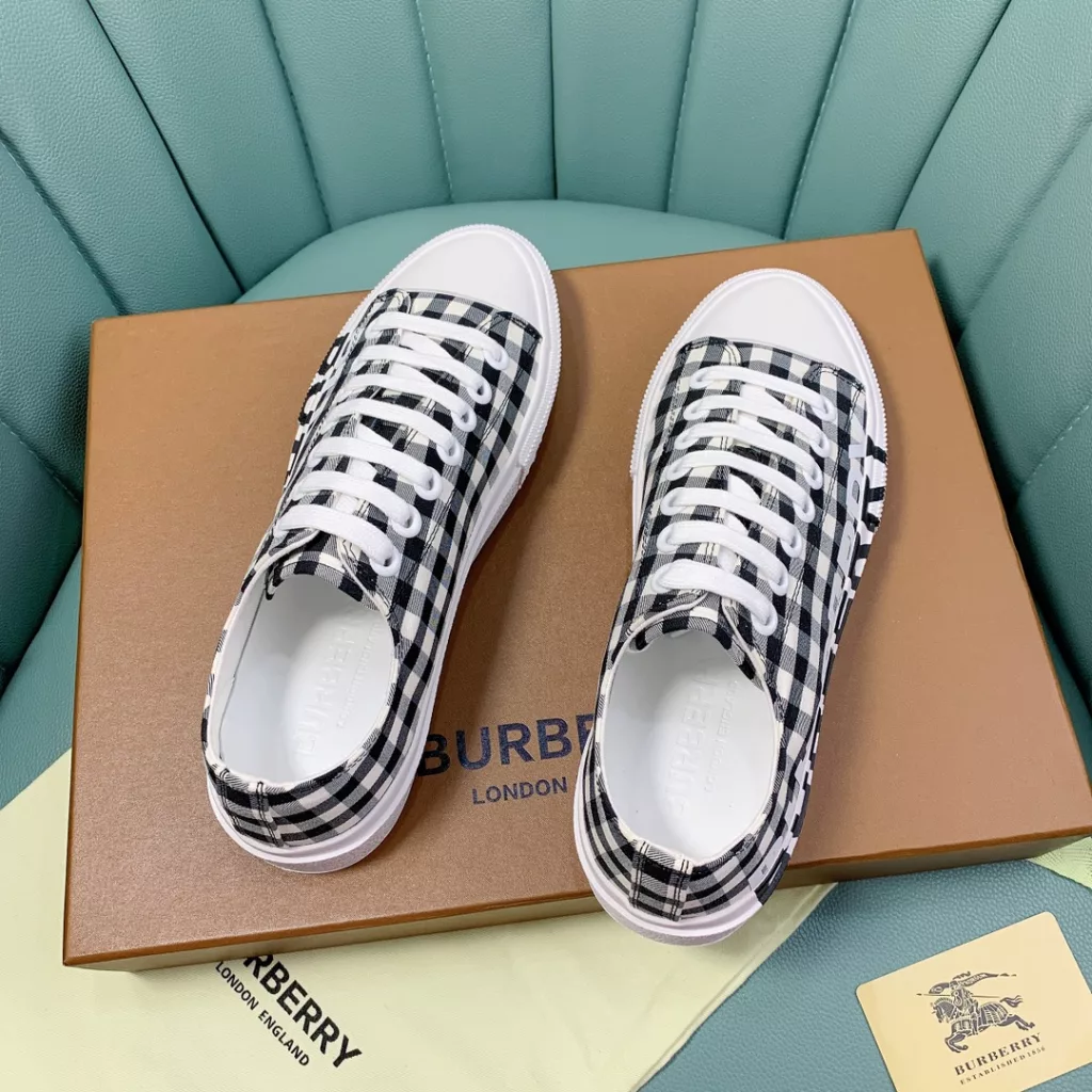 Burberry.Burberry. Classic logo print two-color cotton gabardine 💑 Couple pop casual canvas shoes 🌈<br>The outer side of the shoe is decorated with the BURBERRY monogram print logo, the outsole and the upper each occupy half of the contrasting tonal design, bringing a distinctive visual impact 💥💥💥<br>Special custom fabric upper, imported sheepskin lining, original rubber outsole<br>High-end custom version [substitute version<br>SIZE: Women's 35-40. Men's 39-44. (Men's 38.45 custom-made. (Non-returnable)