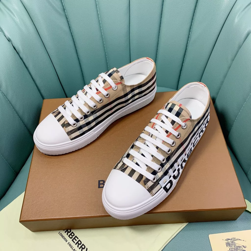 Burberry.Burberry. Classic logo print two-color cotton gabardine 💑 Couple pop casual canvas shoes 🌈<br>The outer side of the shoe is decorated with the BURBERRY monogram print logo, the outsole and the upper each occupy half of the contrasting tonal design, bringing a distinctive visual impact 💥💥💥<br>Special custom fabric upper, imported sheepskin lining, original rubber outsole<br>High-end custom version [substitute version<br>SIZE: Women's 35-40. Men's 39-44. (Men's 38.45 custom-made. (Non-returnable)