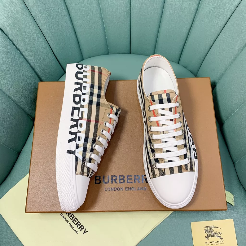 Burberry.Burberry. Classic logo print two-color cotton gabardine 💑 Couple pop casual canvas shoes 🌈<br>The outer side of the shoe is decorated with the BURBERRY monogram print logo, the outsole and the upper each occupy half of the contrasting tonal design, bringing a distinctive visual impact 💥💥💥<br>Special custom fabric upper, imported sheepskin lining, original rubber outsole<br>High-end custom version [substitute version<br>SIZE: Women's 35-40. Men's 39-44. (Men's 38.45 custom-made. (Non-returnable)