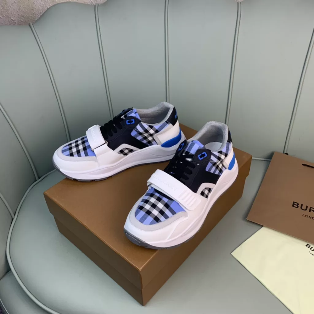 BURBERRY Burberry's latest thick-soled sneakers, couple pop 💑 hot sale🔥<br>Made of vintage plaid, suede and leather with a prominent curved sole ✔️<br>Upper:48% cotton, 52% calf leather, Lining:60% polyester, 40% sheepskin Sole:100% rubber Original 1:1 top quality cow goods ⬆️⬆️<br>Women's 35-40 Men's 39-45 (women's 40. men's 38.45 non-refundable)<br>🎁 counter one to one packaging