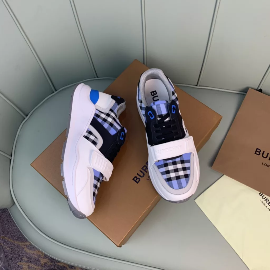 BURBERRY Burberry's latest thick-soled sneakers, couple pop 💑 hot sale🔥<br>Made of vintage plaid, suede and leather with a prominent curved sole ✔️<br>Upper:48% cotton, 52% calf leather, Lining:60% polyester, 40% sheepskin Sole:100% rubber Original 1:1 top quality cow goods ⬆️⬆️<br>Women's 35-40 Men's 39-45 (women's 40. men's 38.45 non-refundable)<br>🎁 counter one to one packaging