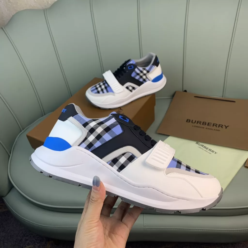 BURBERRY Burberry's latest thick-soled sneakers, couple pop 💑 hot sale🔥<br>Made of vintage plaid, suede and leather with a prominent curved sole ✔️<br>Upper:48% cotton, 52% calf leather, Lining:60% polyester, 40% sheepskin Sole:100% rubber Original 1:1 top quality cow goods ⬆️⬆️<br>Women's 35-40 Men's 39-45 (women's 40. men's 38.45 non-refundable)<br>🎁 counter one to one packaging