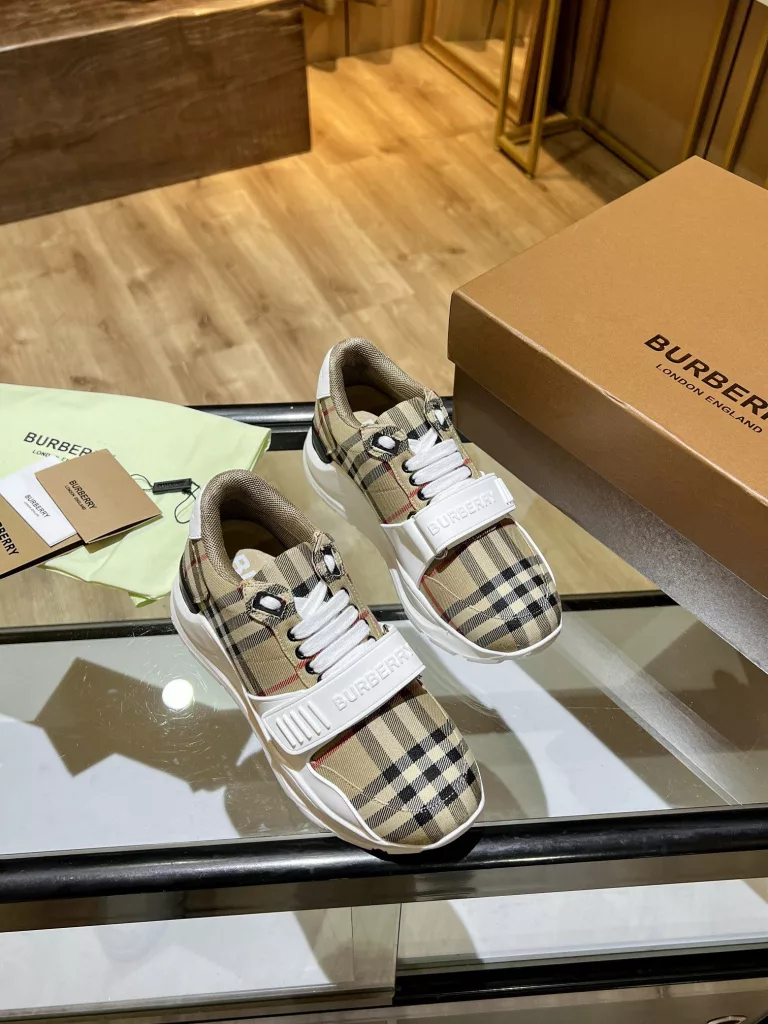 BURBERRY Burberry's latest thick-soled sneakers, couple pop 💑 hot sale🔥<br>Made of vintage plaid, suede and leather with a prominent curved sole ✔️<br>Upper:48% cotton, 52% calf leather, Lining:60% polyester, 40% sheepskin Sole:100% rubber Original 1:1 top quality cow goods ⬆️⬆️<br>Women's 35-40 Men's 39-45 (women's 40. men's 38.45 non-refundable)<br>🎁 counter one to one packaging