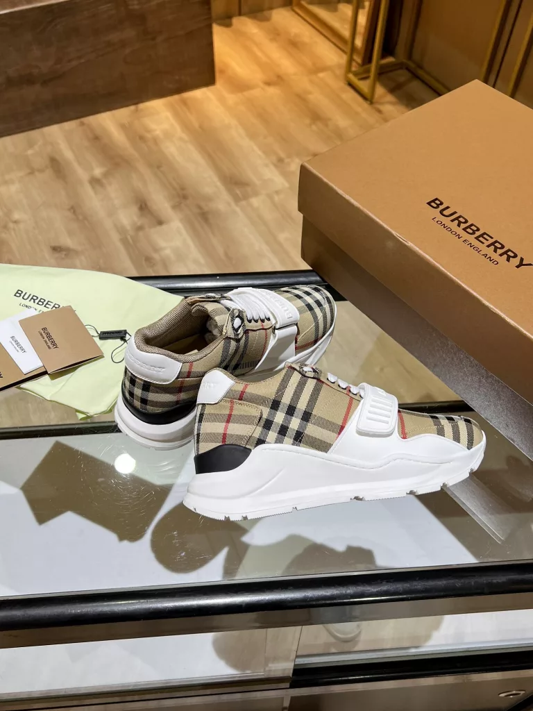 BURBERRY Burberry's latest thick-soled sneakers, couple pop 💑 hot sale🔥<br>Made of vintage plaid, suede and leather with a prominent curved sole ✔️<br>Upper:48% cotton, 52% calf leather, Lining:60% polyester, 40% sheepskin Sole:100% rubber Original 1:1 top quality cow goods ⬆️⬆️<br>Women's 35-40 Men's 39-45 (women's 40. men's 38.45 non-refundable)<br>🎁 counter one to one packaging