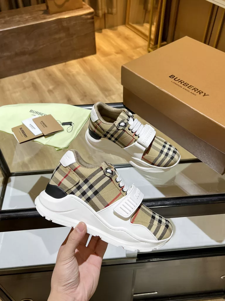 BURBERRY Burberry's latest thick-soled sneakers, couple pop 💑 hot sale🔥<br>Made of vintage plaid, suede and leather with a prominent curved sole ✔️<br>Upper:48% cotton, 52% calf leather, Lining:60% polyester, 40% sheepskin Sole:100% rubber Original 1:1 top quality cow goods ⬆️⬆️<br>Women's 35-40 Men's 39-45 (women's 40. men's 38.45 non-refundable)<br>🎁 counter one to one packaging