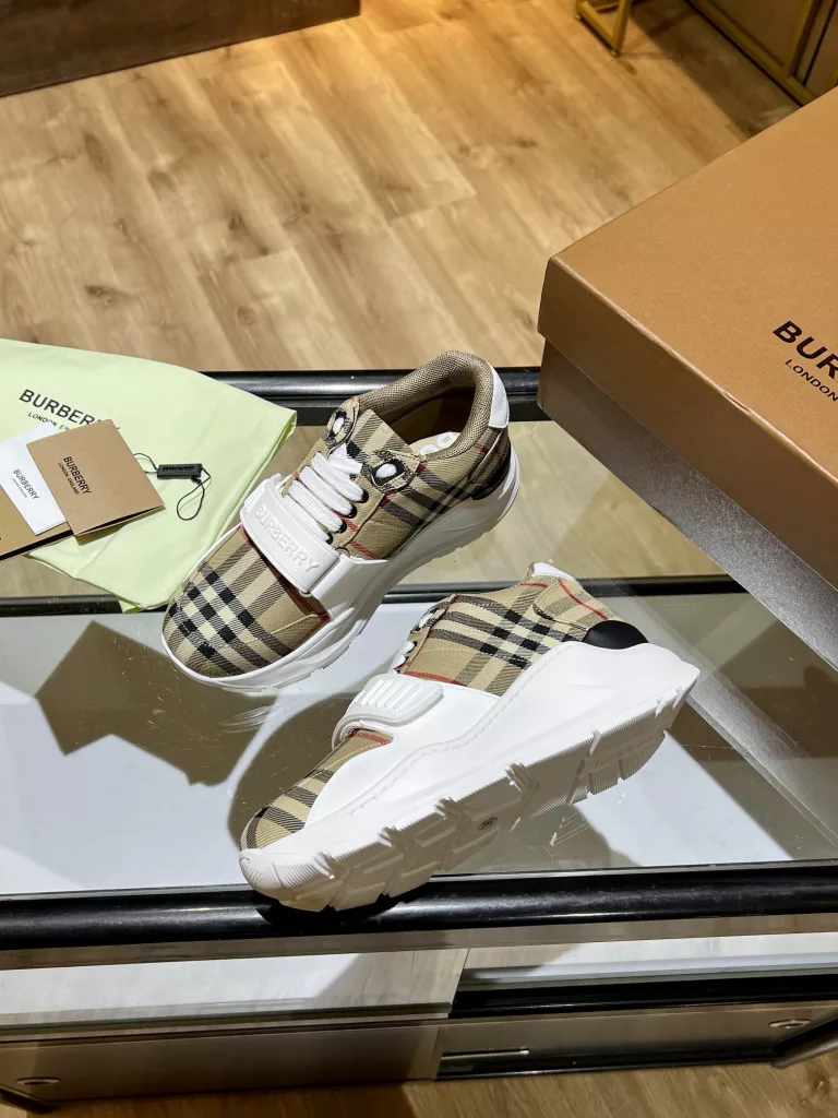 BURBERRY Burberry's latest thick-soled sneakers, couple pop 💑 hot sale🔥<br>Made of vintage plaid, suede and leather with a prominent curved sole ✔️<br>Upper:48% cotton, 52% calf leather, Lining:60% polyester, 40% sheepskin Sole:100% rubber Original 1:1 top quality cow goods ⬆️⬆️<br>Women's 35-40 Men's 39-45 (women's 40. men's 38.45 non-refundable)<br>🎁 counter one to one packaging