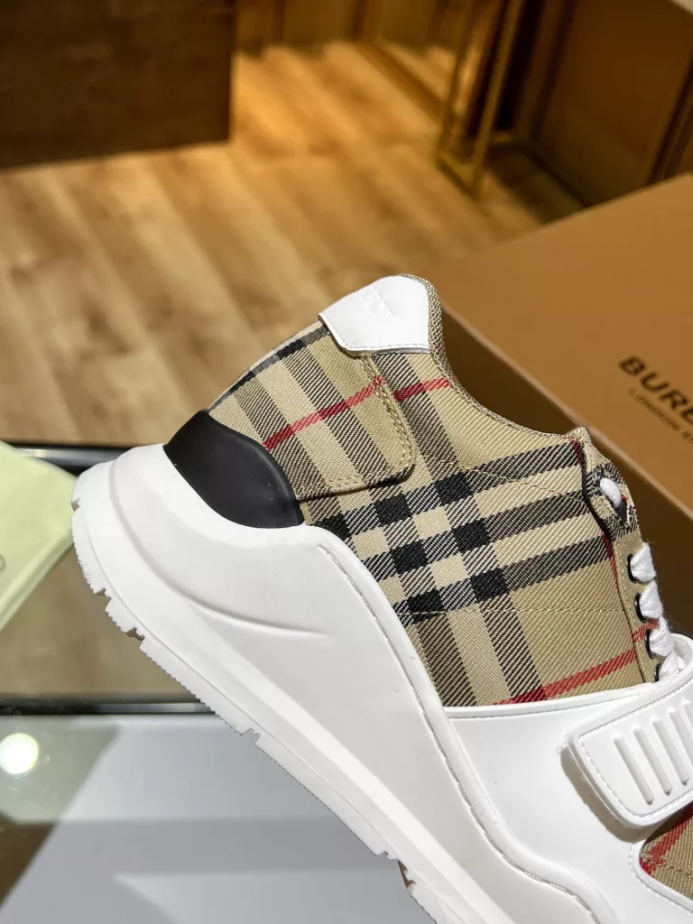 BURBERRY Burberry's latest thick-soled sneakers, couple pop 💑 hot sale🔥<br>Made of vintage plaid, suede and leather with a prominent curved sole ✔️<br>Upper:48% cotton, 52% calf leather, Lining:60% polyester, 40% sheepskin Sole:100% rubber Original 1:1 top quality cow goods ⬆️⬆️<br>Women's 35-40 Men's 39-45 (women's 40. men's 38.45 non-refundable)<br>🎁 counter one to one packaging