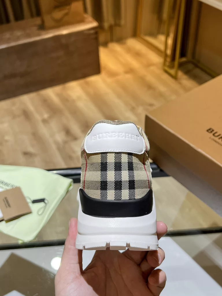 BURBERRY Burberry's latest thick-soled sneakers, couple pop 💑 hot sale🔥<br>Made of vintage plaid, suede and leather with a prominent curved sole ✔️<br>Upper:48% cotton, 52% calf leather, Lining:60% polyester, 40% sheepskin Sole:100% rubber Original 1:1 top quality cow goods ⬆️⬆️<br>Women's 35-40 Men's 39-45 (women's 40. men's 38.45 non-refundable)<br>🎁 counter one to one packaging