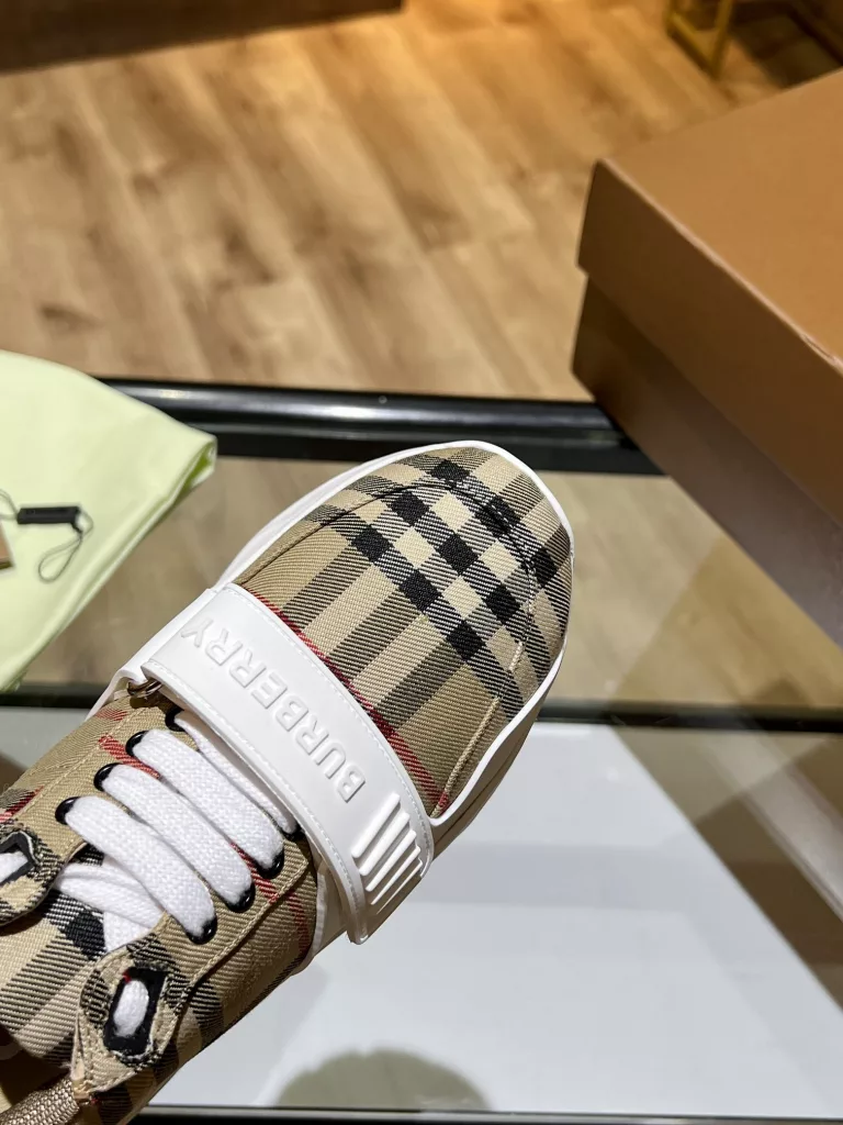 BURBERRY Burberry's latest thick-soled sneakers, couple pop 💑 hot sale🔥<br>Made of vintage plaid, suede and leather with a prominent curved sole ✔️<br>Upper:48% cotton, 52% calf leather, Lining:60% polyester, 40% sheepskin Sole:100% rubber Original 1:1 top quality cow goods ⬆️⬆️<br>Women's 35-40 Men's 39-45 (women's 40. men's 38.45 non-refundable)<br>🎁 counter one to one packaging