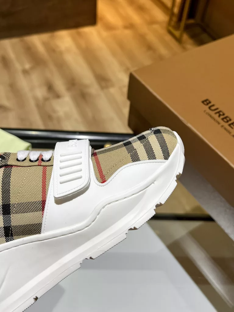 BURBERRY Burberry's latest thick-soled sneakers, couple pop 💑 hot sale🔥<br>Made of vintage plaid, suede and leather with a prominent curved sole ✔️<br>Upper:48% cotton, 52% calf leather, Lining:60% polyester, 40% sheepskin Sole:100% rubber Original 1:1 top quality cow goods ⬆️⬆️<br>Women's 35-40 Men's 39-45 (women's 40. men's 38.45 non-refundable)<br>🎁 counter one to one packaging