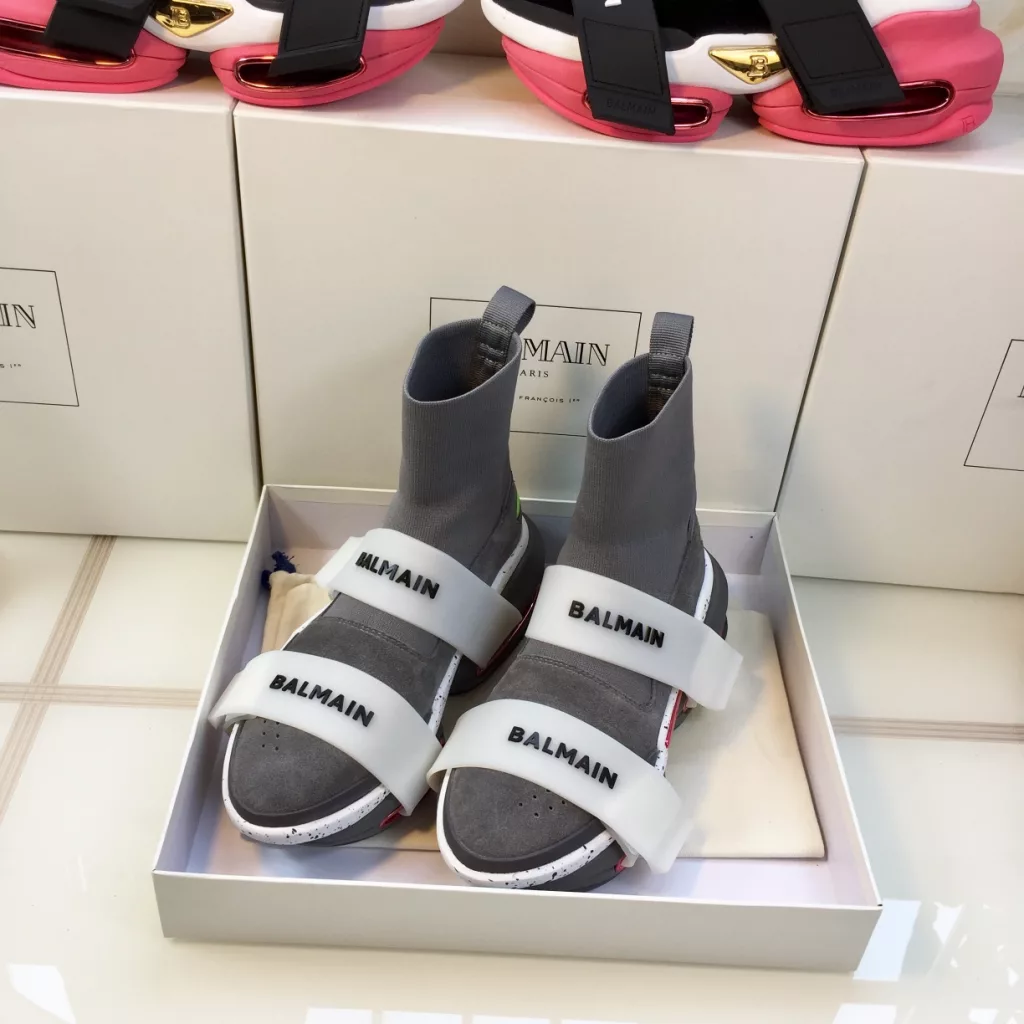 Top version<br>The original version of the development, welcome to compare the quality of<br>Balmain old man shoes, sock boots, long wear does not deform<br>Size: 34-41 39-45<br>Full set of packaging