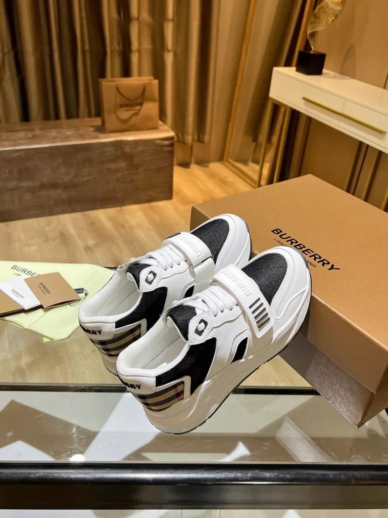 BURBERRY Burberry's latest thick-soled sneakers, couple pop 💑 hot sale🔥<br>Made of vintage plaid, suede and leather with a prominent curved sole ✔️<br>Upper:48% cotton, 52% calf leather, Lining:60% polyester, 40% sheepskin Sole:100% rubber Original 1:1 top quality cow goods ⬆️⬆️<br>Women's 35-40 Men's 39-45 (women's 40. men's 38.45 non-refundable)<br>🎁 counter one to one packaging