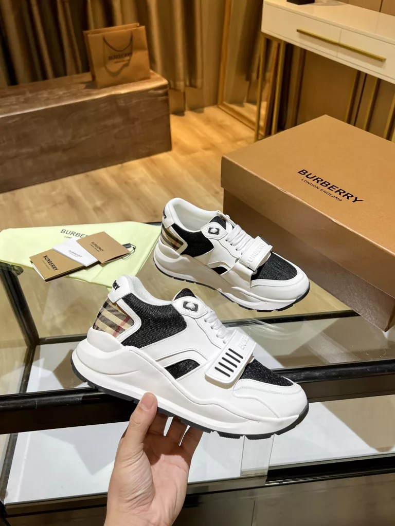 BURBERRY Burberry's latest thick-soled sneakers, couple pop 💑 hot sale🔥<br>Made of vintage plaid, suede and leather with a prominent curved sole ✔️<br>Upper:48% cotton, 52% calf leather, Lining:60% polyester, 40% sheepskin Sole:100% rubber Original 1:1 top quality cow goods ⬆️⬆️<br>Women's 35-40 Men's 39-45 (women's 40. men's 38.45 non-refundable)<br>🎁 counter one to one packaging