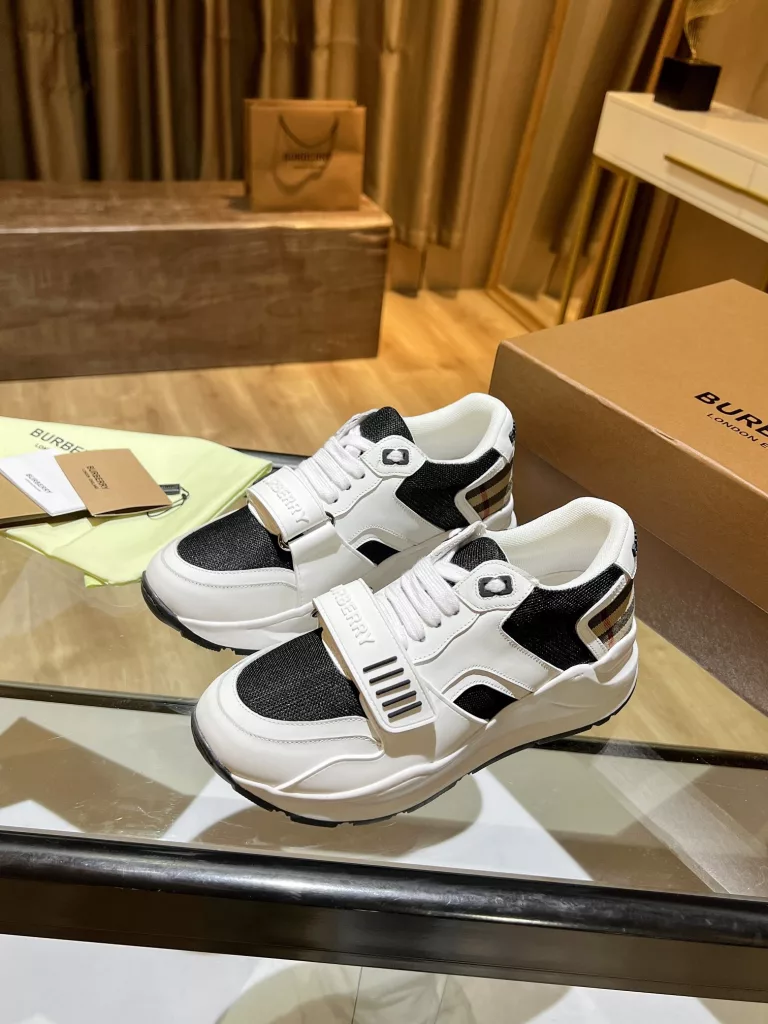 BURBERRY Burberry's latest thick-soled sneakers, couple pop 💑 hot sale🔥<br>Made of vintage plaid, suede and leather with a prominent curved sole ✔️<br>Upper:48% cotton, 52% calf leather, Lining:60% polyester, 40% sheepskin Sole:100% rubber Original 1:1 top quality cow goods ⬆️⬆️<br>Women's 35-40 Men's 39-45 (women's 40. men's 38.45 non-refundable)<br>🎁 counter one to one packaging