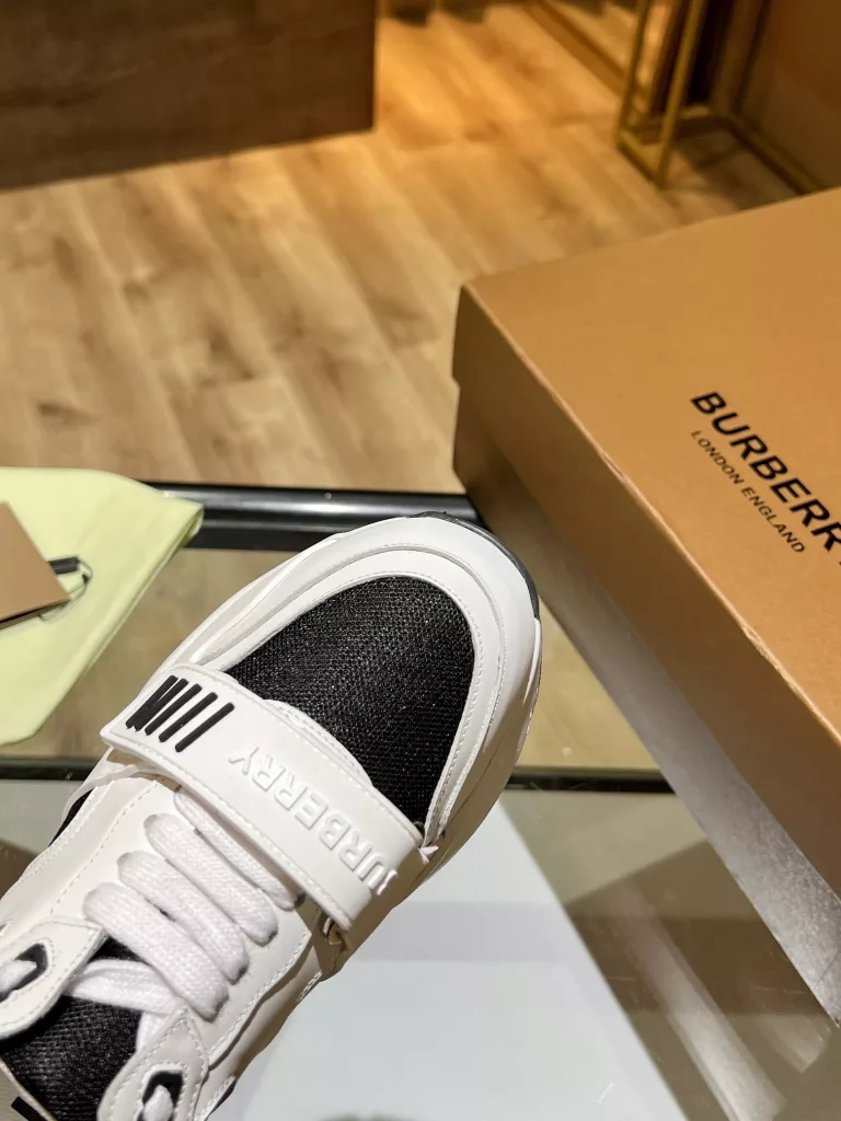 BURBERRY Burberry's latest thick-soled sneakers, couple pop 💑 hot sale🔥<br>Made of vintage plaid, suede and leather with a prominent curved sole ✔️<br>Upper:48% cotton, 52% calf leather, Lining:60% polyester, 40% sheepskin Sole:100% rubber Original 1:1 top quality cow goods ⬆️⬆️<br>Women's 35-40 Men's 39-45 (women's 40. men's 38.45 non-refundable)<br>🎁 counter one to one packaging