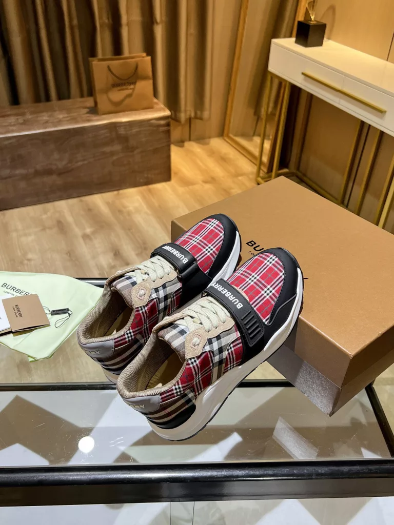 BURBERRY Burberry's latest thick-soled sneakers, couple pop 💑 hot sale🔥<br>Made of vintage plaid, suede and leather with a prominent curved sole ✔️<br>Upper:48% cotton, 52% calf leather, Lining:60% polyester, 40% sheepskin Sole:100% rubber Original 1:1 top quality cow goods ⬆️⬆️<br>Women's 35-40 Men's 39-45 (women's 40. men's 38.45 non-refundable)<br>🎁 counter one to one packaging