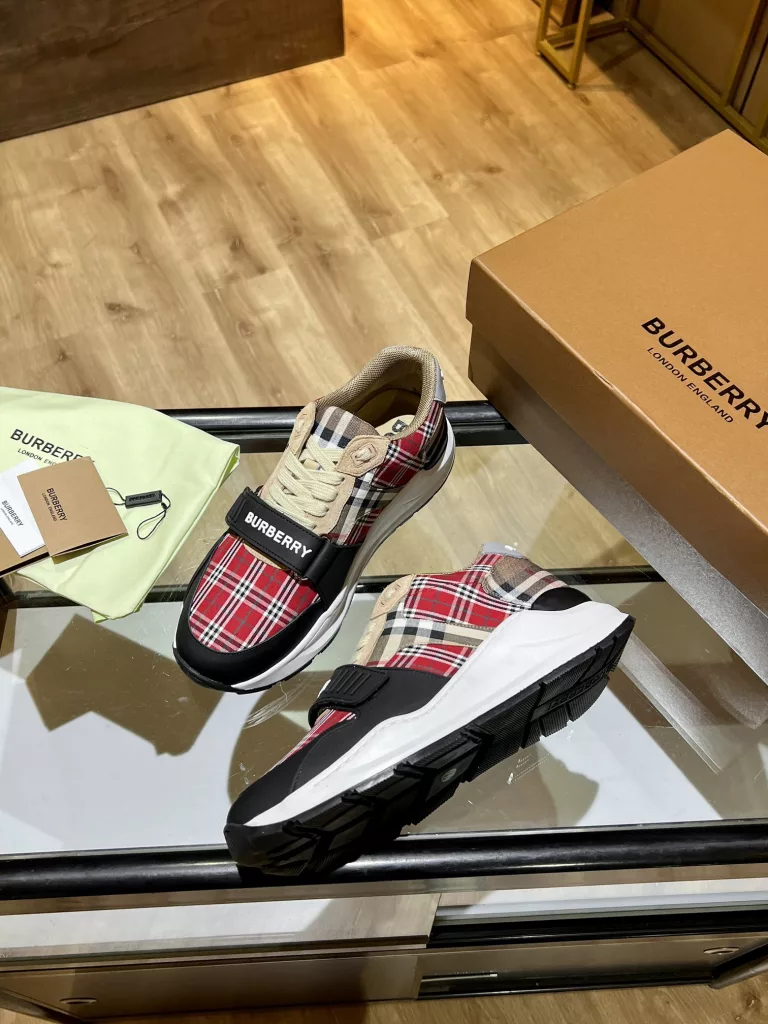 BURBERRY Burberry's latest thick-soled sneakers, couple pop 💑 hot sale🔥<br>Made of vintage plaid, suede and leather with a prominent curved sole ✔️<br>Upper:48% cotton, 52% calf leather, Lining:60% polyester, 40% sheepskin Sole:100% rubber Original 1:1 top quality cow goods ⬆️⬆️<br>Women's 35-40 Men's 39-45 (women's 40. men's 38.45 non-refundable)<br>🎁 counter one to one packaging