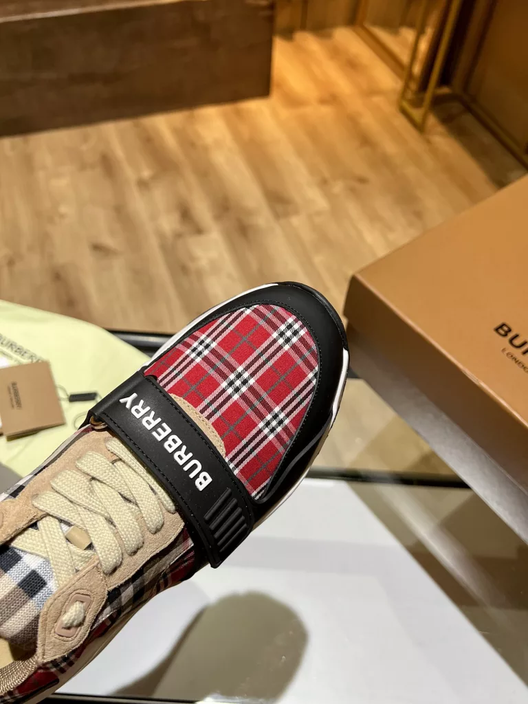 BURBERRY Burberry's latest thick-soled sneakers, couple pop 💑 hot sale🔥<br>Made of vintage plaid, suede and leather with a prominent curved sole ✔️<br>Upper:48% cotton, 52% calf leather, Lining:60% polyester, 40% sheepskin Sole:100% rubber Original 1:1 top quality cow goods ⬆️⬆️<br>Women's 35-40 Men's 39-45 (women's 40. men's 38.45 non-refundable)<br>🎁 counter one to one packaging