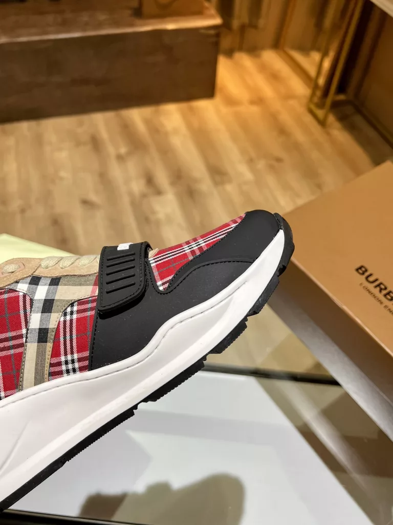 BURBERRY Burberry's latest thick-soled sneakers, couple pop 💑 hot sale🔥<br>Made of vintage plaid, suede and leather with a prominent curved sole ✔️<br>Upper:48% cotton, 52% calf leather, Lining:60% polyester, 40% sheepskin Sole:100% rubber Original 1:1 top quality cow goods ⬆️⬆️<br>Women's 35-40 Men's 39-45 (women's 40. men's 38.45 non-refundable)<br>🎁 counter one to one packaging