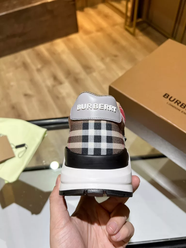 BURBERRY Burberry's latest thick-soled sneakers, couple pop 💑 hot sale🔥<br>Made of vintage plaid, suede and leather with a prominent curved sole ✔️<br>Upper:48% cotton, 52% calf leather, Lining:60% polyester, 40% sheepskin Sole:100% rubber Original 1:1 top quality cow goods ⬆️⬆️<br>Women's 35-40 Men's 39-45 (women's 40. men's 38.45 non-refundable)<br>🎁 counter one to one packaging