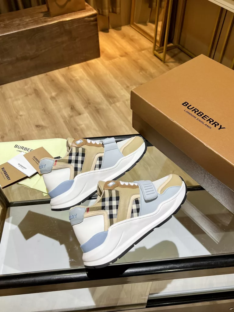 BURBERRY Burberry's latest thick-soled sneakers, couple pop 💑 hot sale🔥<br>Made of vintage plaid, suede and leather with a prominent curved sole ✔️<br>Upper:48% cotton, 52% calf leather, Lining:60% polyester, 40% sheepskin Sole:100% rubber Original 1:1 top quality cow goods ⬆️⬆️<br>Women's 35-40 Men's 39-45 (women's 40. men's 38.45 non-refundable)<br>🎁 counter one to one packaging