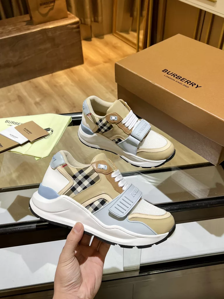 BURBERRY Burberry's latest thick-soled sneakers, couple pop 💑 hot sale🔥<br>Made of vintage plaid, suede and leather with a prominent curved sole ✔️<br>Upper:48% cotton, 52% calf leather, Lining:60% polyester, 40% sheepskin Sole:100% rubber Original 1:1 top quality cow goods ⬆️⬆️<br>Women's 35-40 Men's 39-45 (women's 40. men's 38.45 non-refundable)<br>🎁 counter one to one packaging