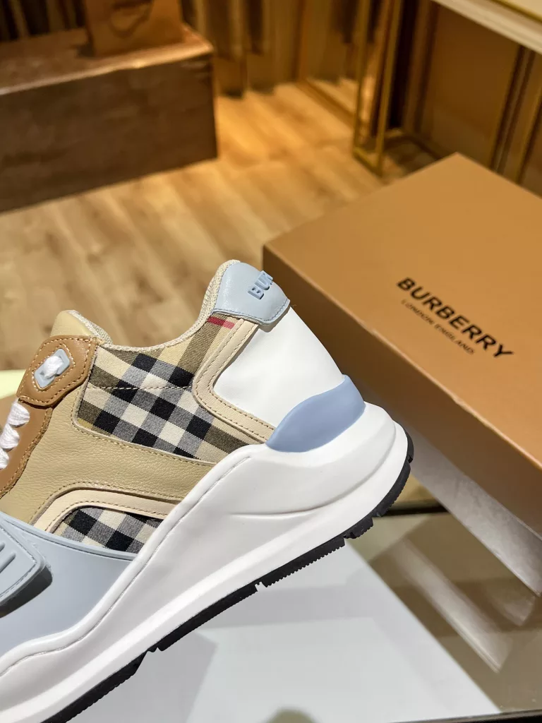 BURBERRY Burberry's latest thick-soled sneakers, couple pop 💑 hot sale🔥<br>Made of vintage plaid, suede and leather with a prominent curved sole ✔️<br>Upper:48% cotton, 52% calf leather, Lining:60% polyester, 40% sheepskin Sole:100% rubber Original 1:1 top quality cow goods ⬆️⬆️<br>Women's 35-40 Men's 39-45 (women's 40. men's 38.45 non-refundable)<br>🎁 counter one to one packaging