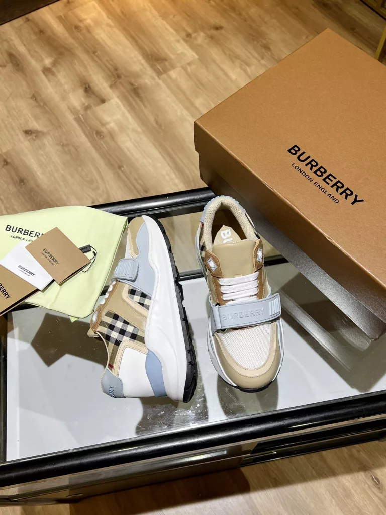 BURBERRY Burberry's latest thick-soled sneakers, couple pop 💑 hot sale🔥<br>Made of vintage plaid, suede and leather with a prominent curved sole ✔️<br>Upper:48% cotton, 52% calf leather, Lining:60% polyester, 40% sheepskin Sole:100% rubber Original 1:1 top quality cow goods ⬆️⬆️<br>Women's 35-40 Men's 39-45 (women's 40. men's 38.45 non-refundable)<br>🎁 counter one to one packaging